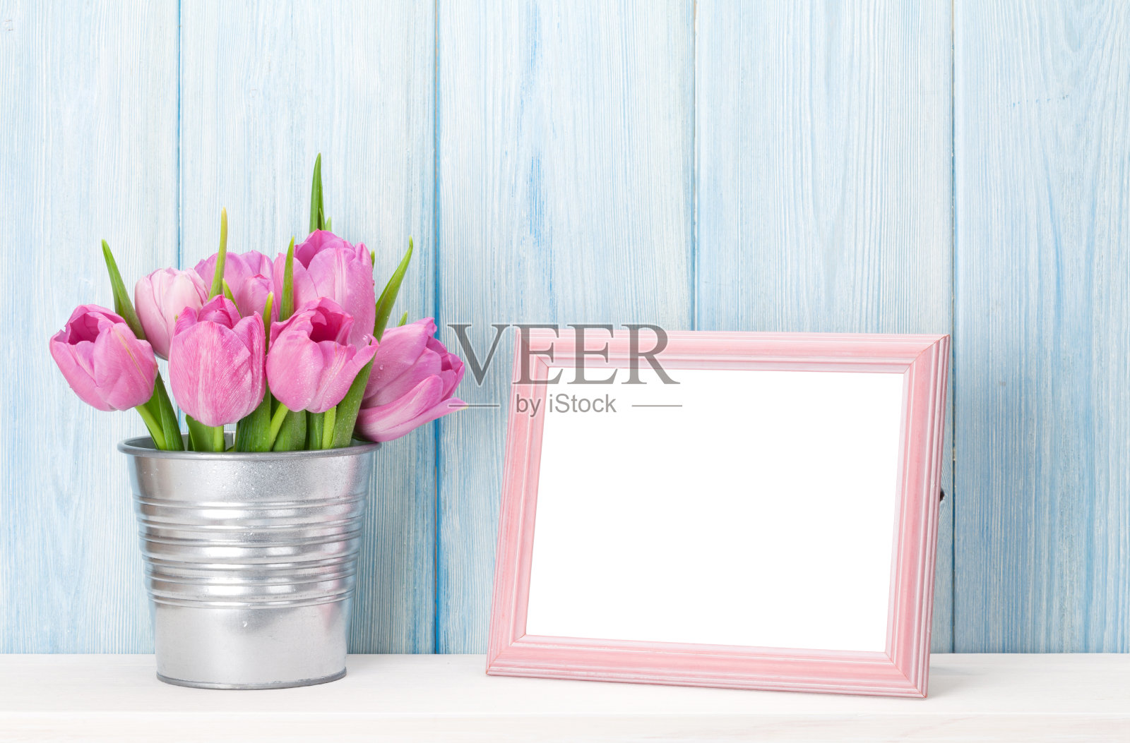 新鲜的粉红色郁金香花束和相框照片摄影图片
