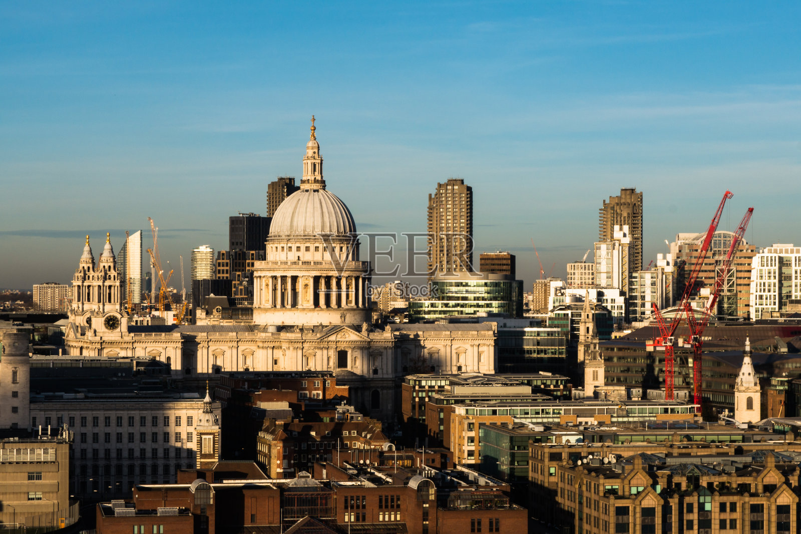从伦敦的天际线可以俯瞰圣保罗大教堂和巴比肯艺术中心照片摄影图片