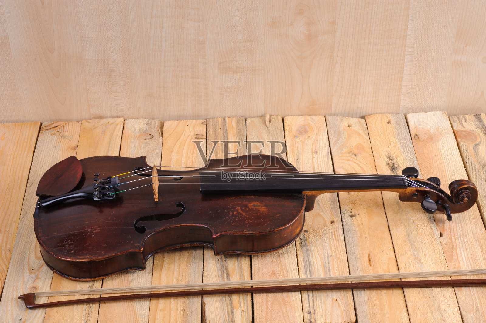 木头背景上的小提琴图像照片摄影图片