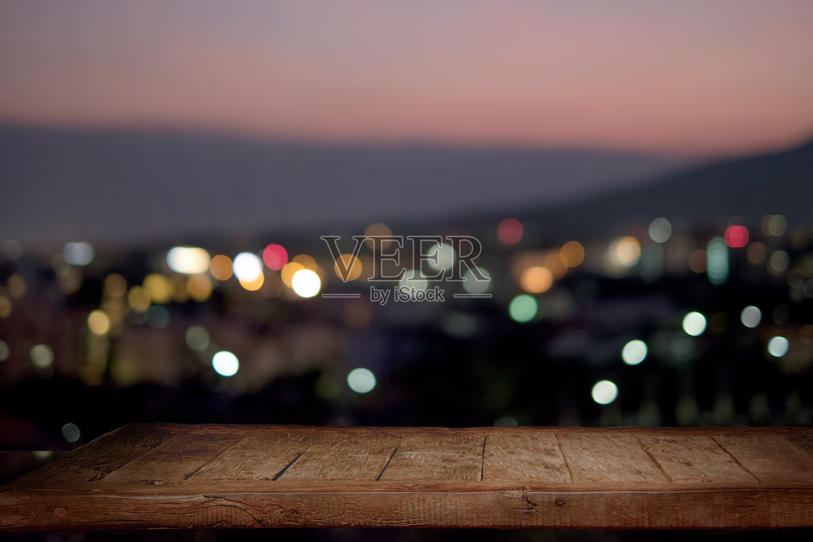 空的乡村木桌与城市夜晚的背景。照片摄影图片