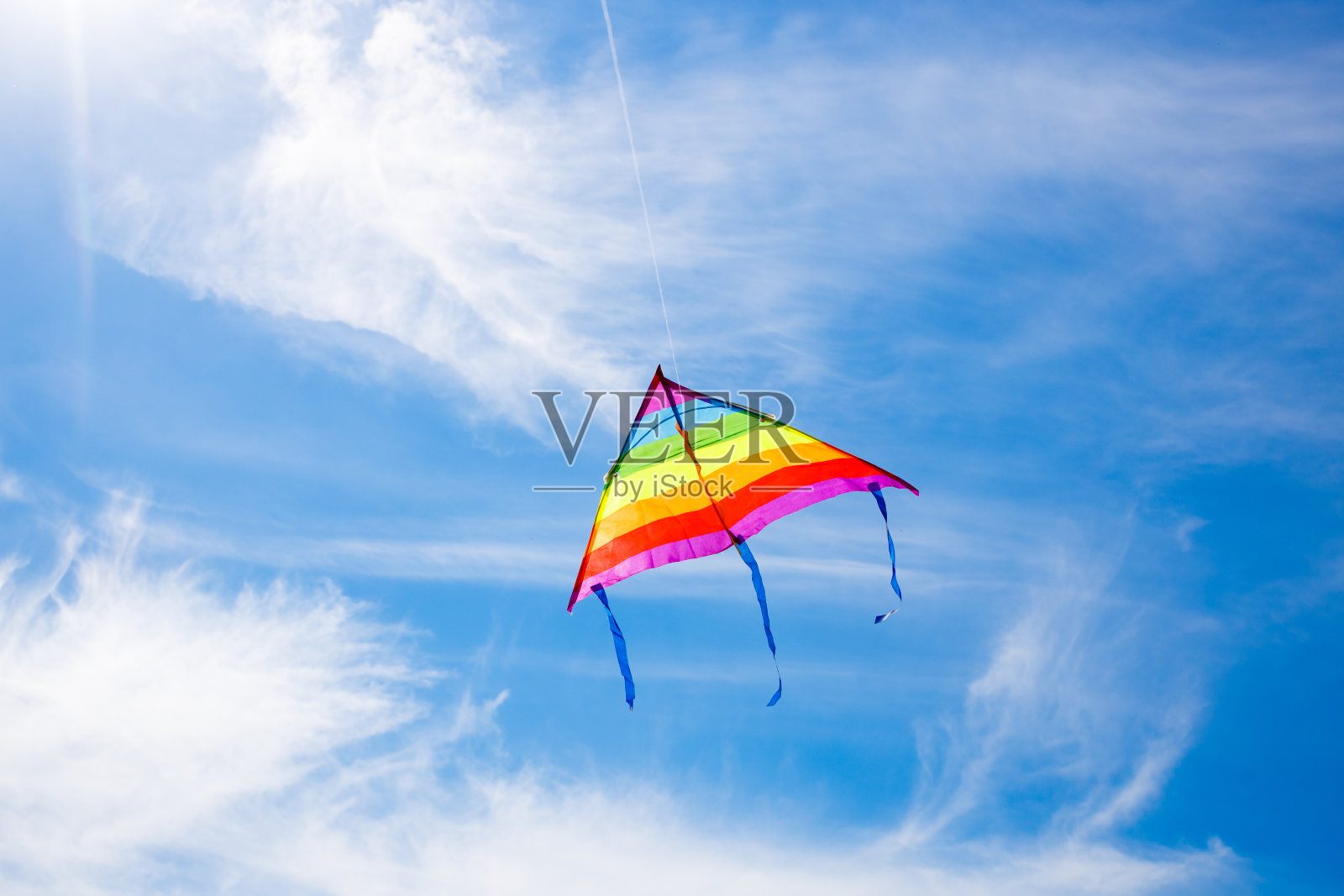 风筝在天空中飞翔照片摄影图片