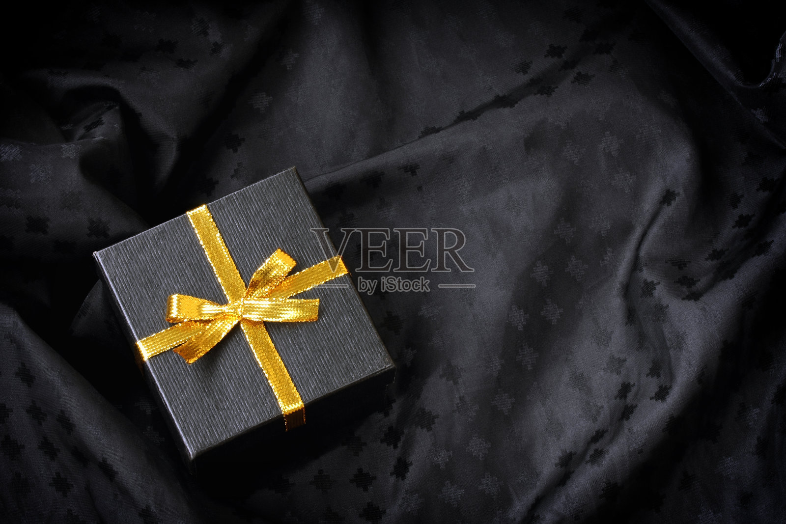 黑色礼盒与金色丝带蝴蝶结照片摄影图片