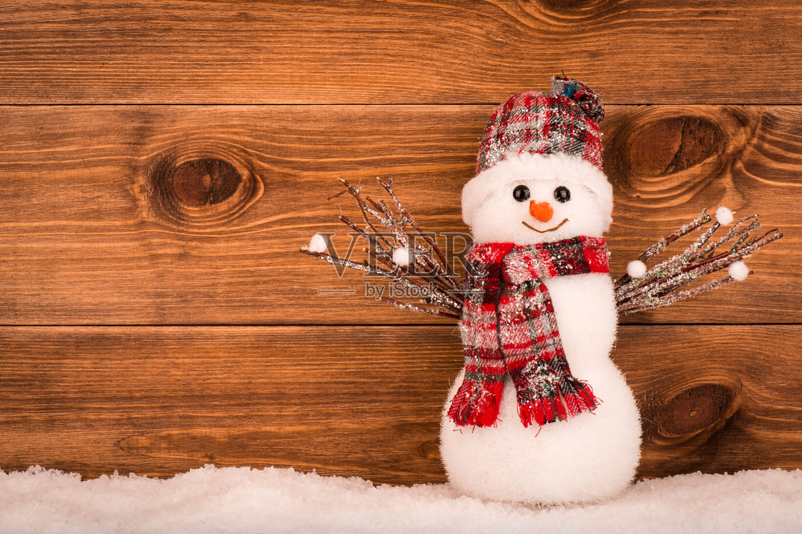 圣诞节装饰雪人棕色的木制背景。照片摄影图片