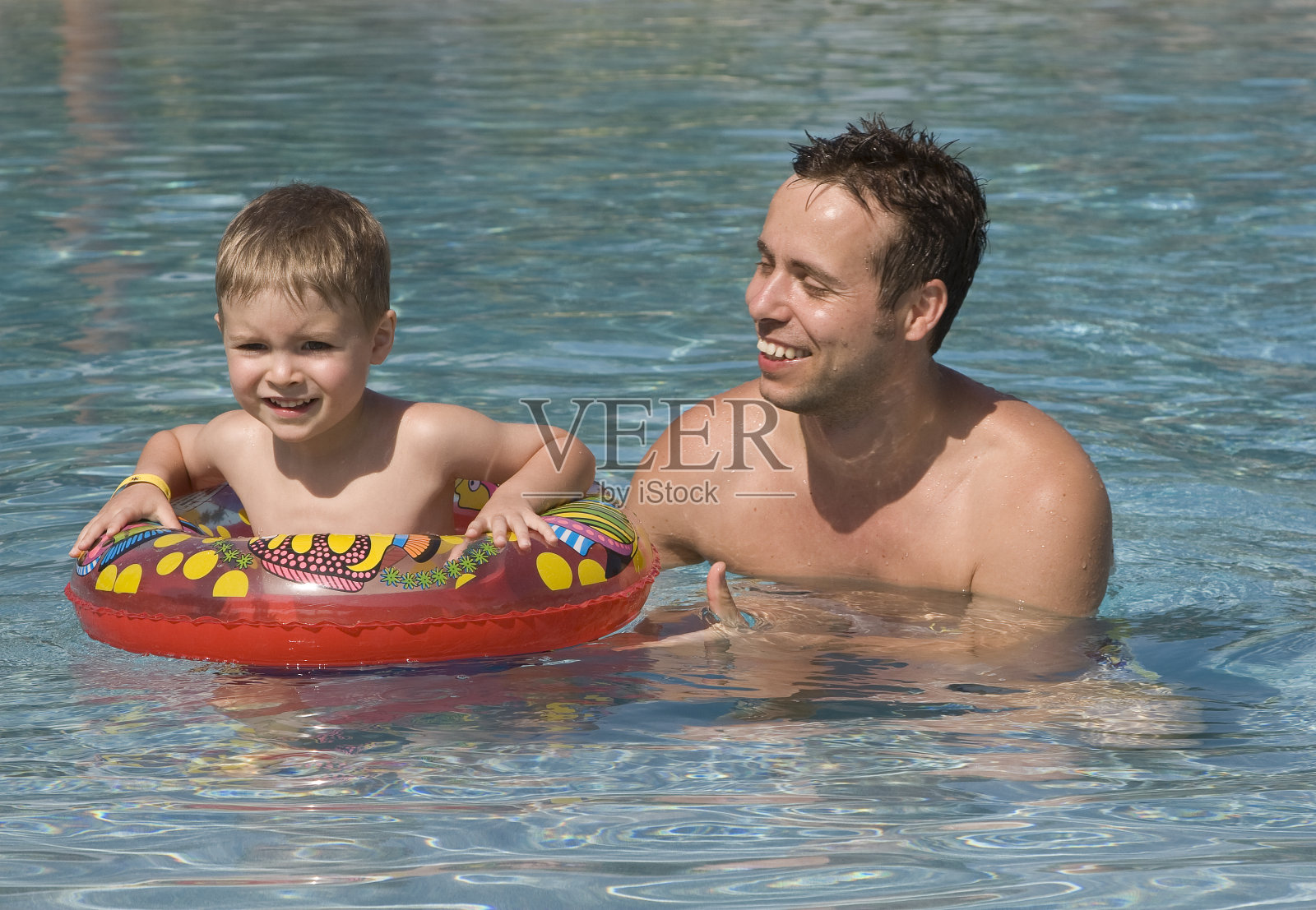 爸爸和儿子在游泳池里照片摄影图片