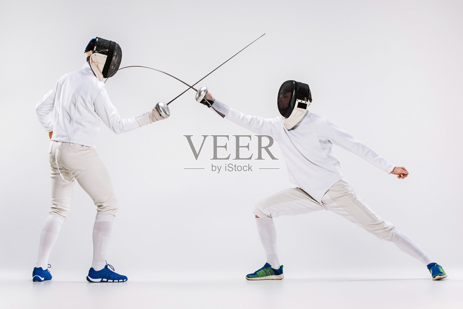 两名身穿击剑服的男子用剑对抗格雷照片摄影图片