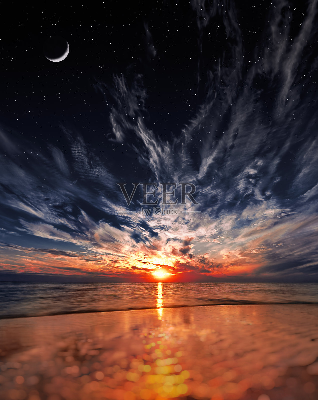 海滩上美丽的夕阳，天上有星星和月亮照片摄影图片