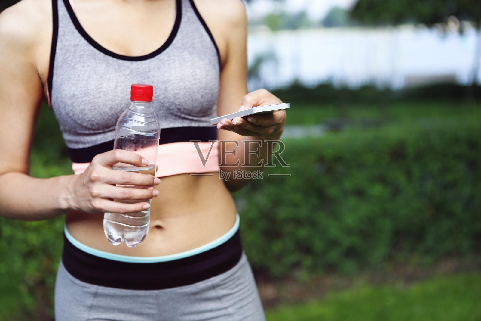 健身运动员妇女休息饮水照片摄影图片