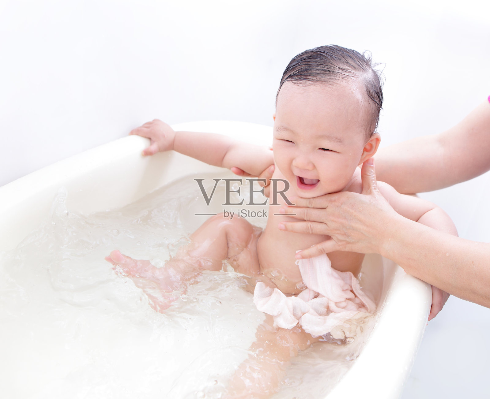 兴奋宝宝开心洗澡照片摄影图片