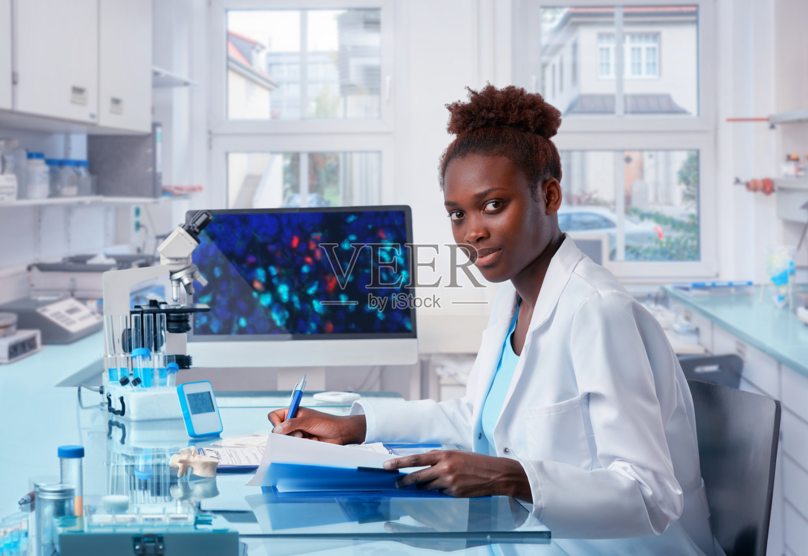 女性非洲科学家在现代生物实验室工作照片摄影图片