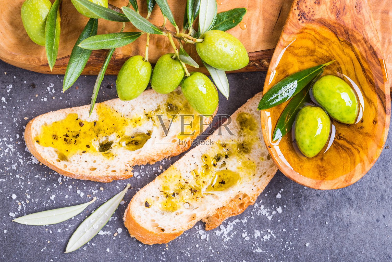 面包和新鲜橄榄油。照片摄影图片
