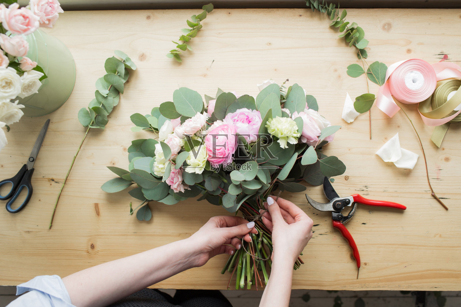 花店在工作:漂亮的年轻女子制作时尚现代的花束不同的花照片摄影图片