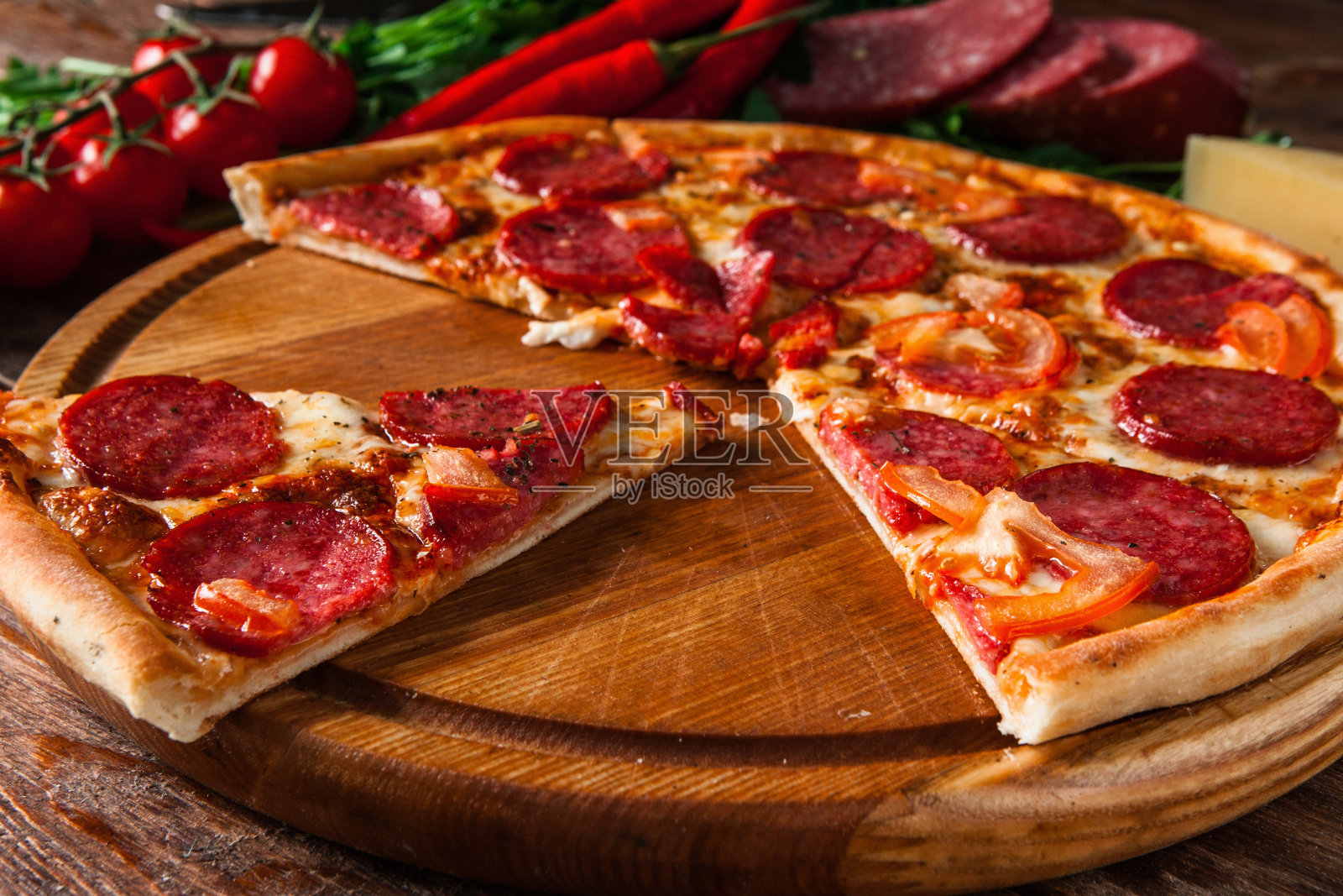 木盘上放着几片披萨。垃圾食品,脂肪。照片摄影图片
