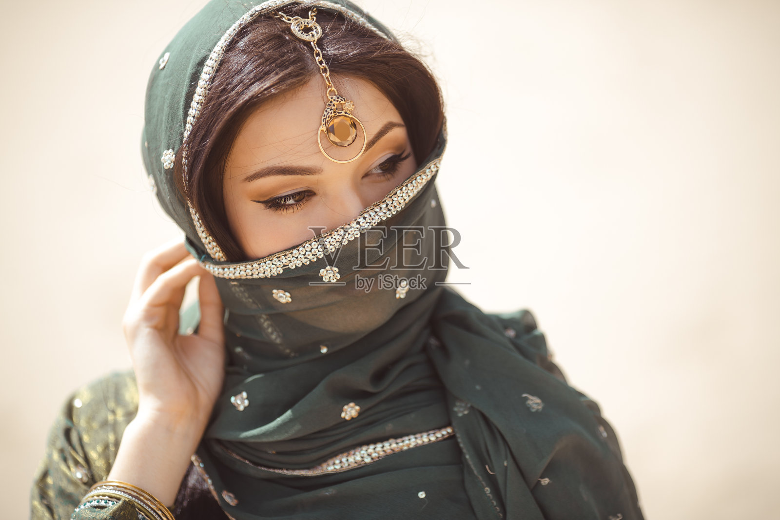 一个美丽的女性模特的肖像在传统民族服装与沉重的珠宝和化妆照片摄影图片