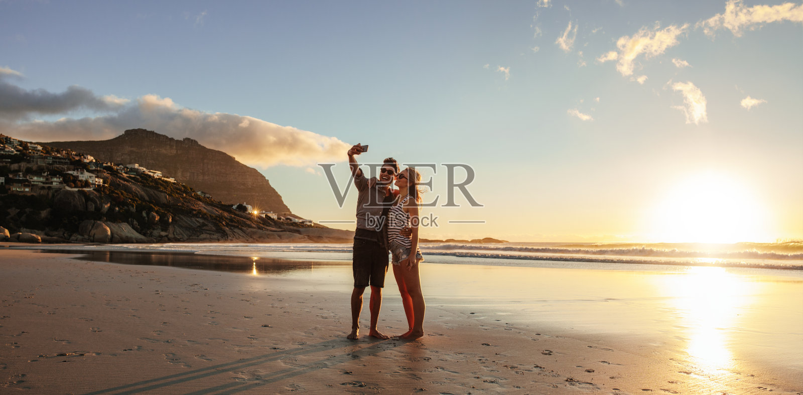一对情侣在沙滩上自拍照片摄影图片