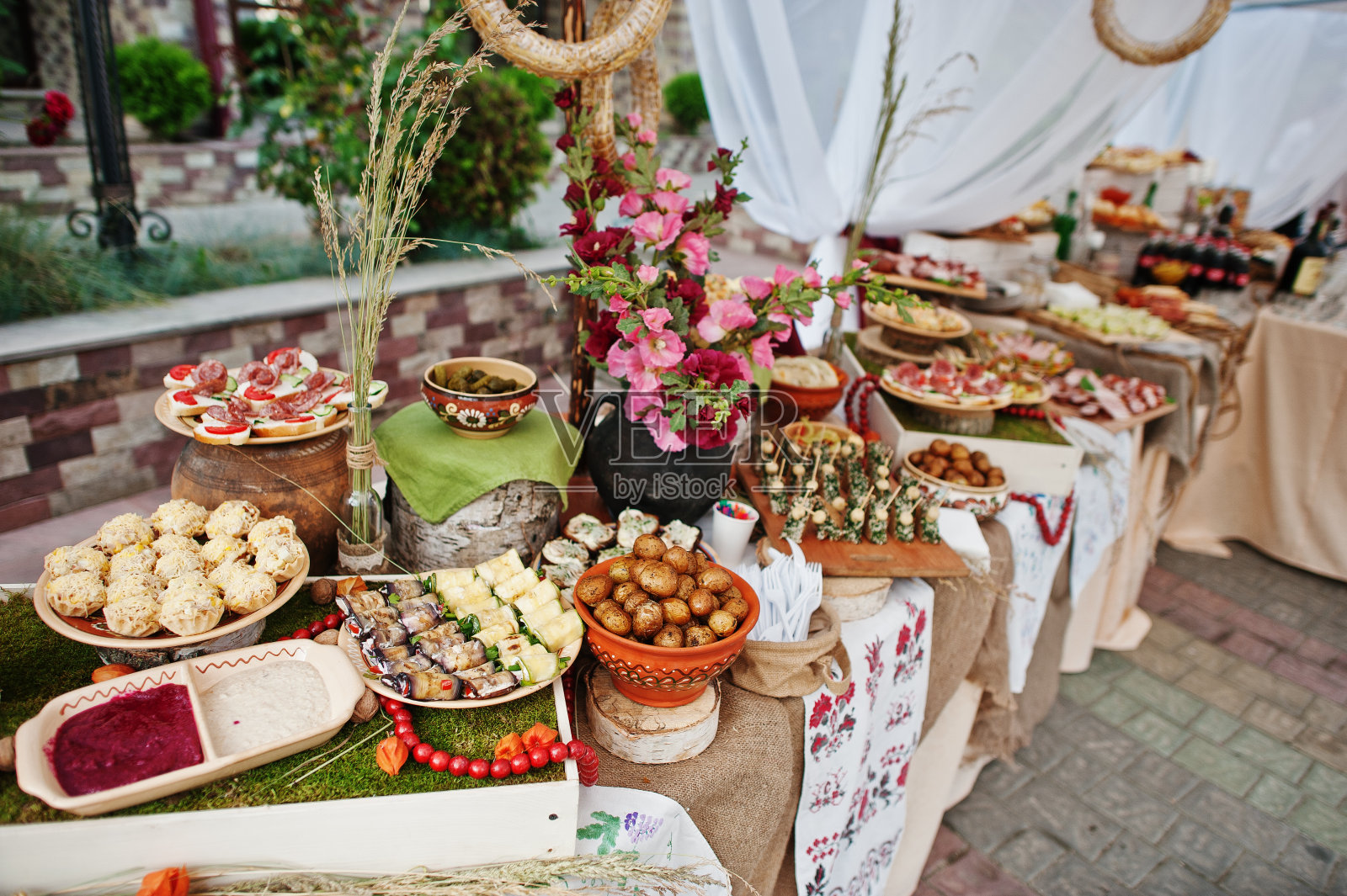 户外婚宴上的传统乌克兰食物。照片摄影图片