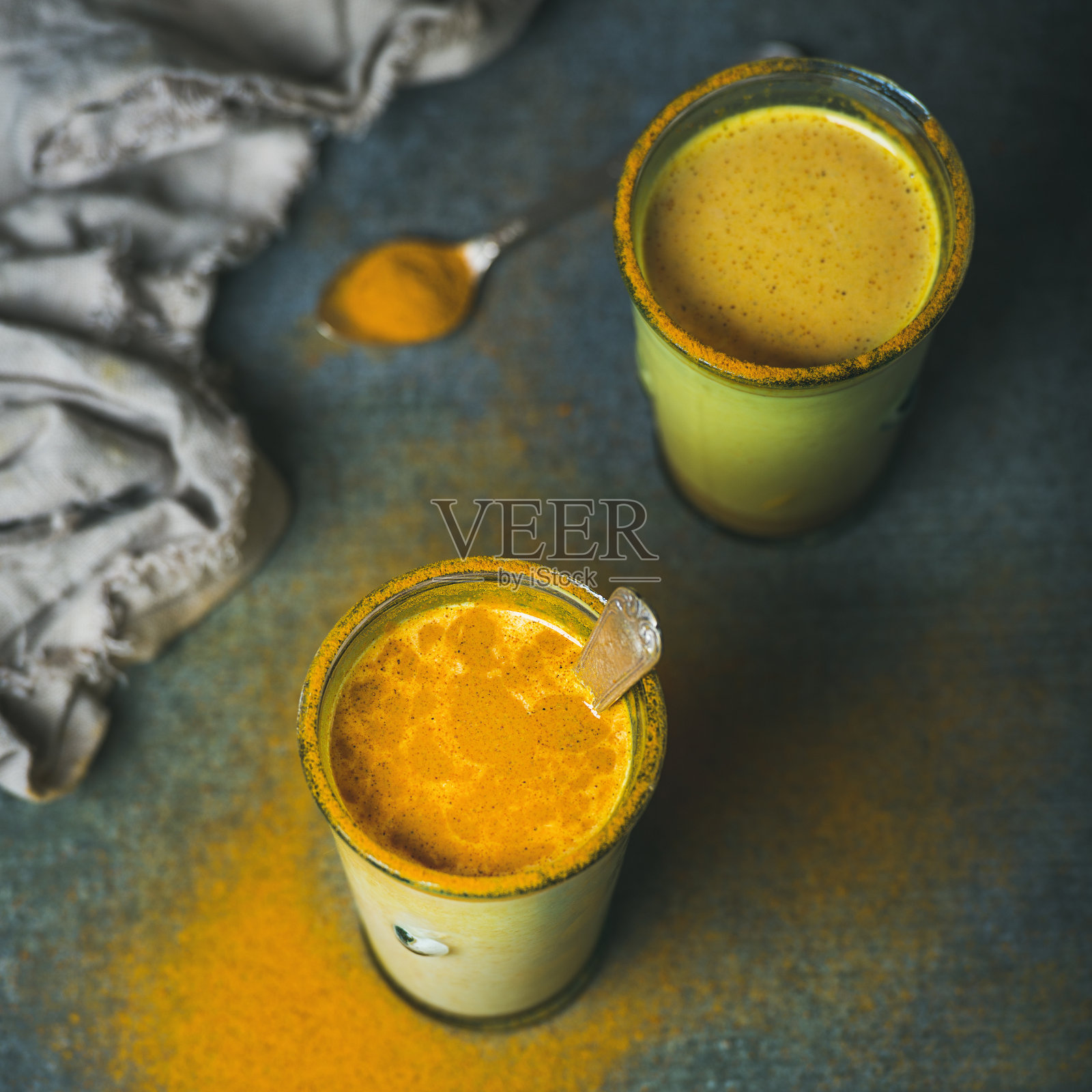 金奶配姜黄粉，节食减肥理念照片摄影图片