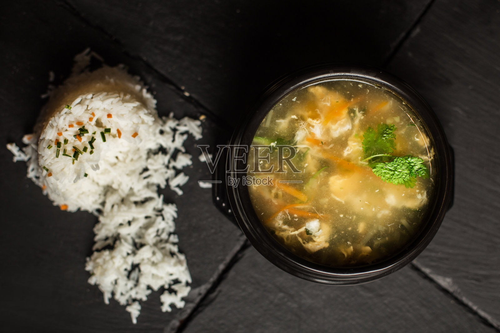 中式鸡汤配米饭。传统的食品。餐厅照片摄影图片