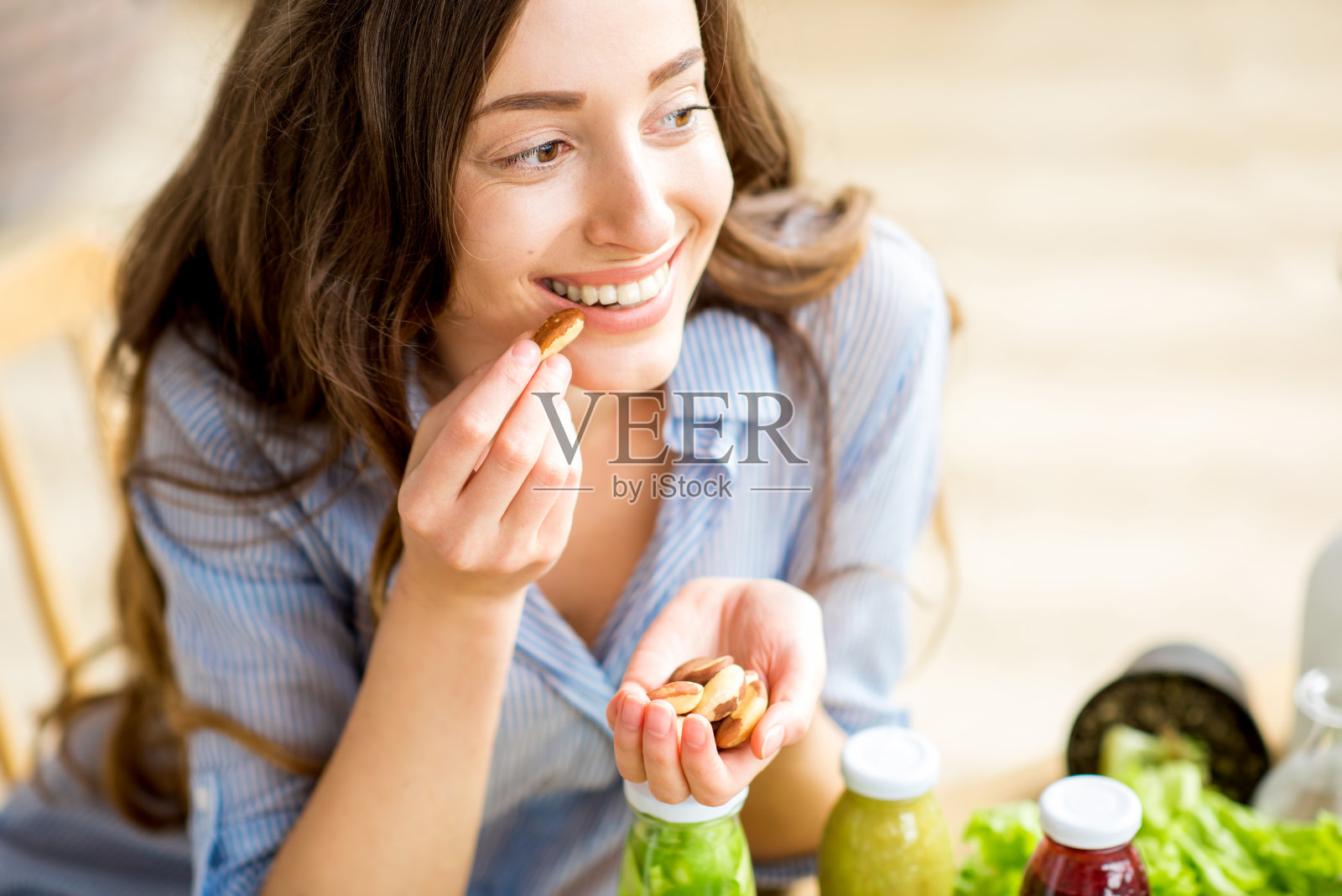 女人吃坚果照片摄影图片