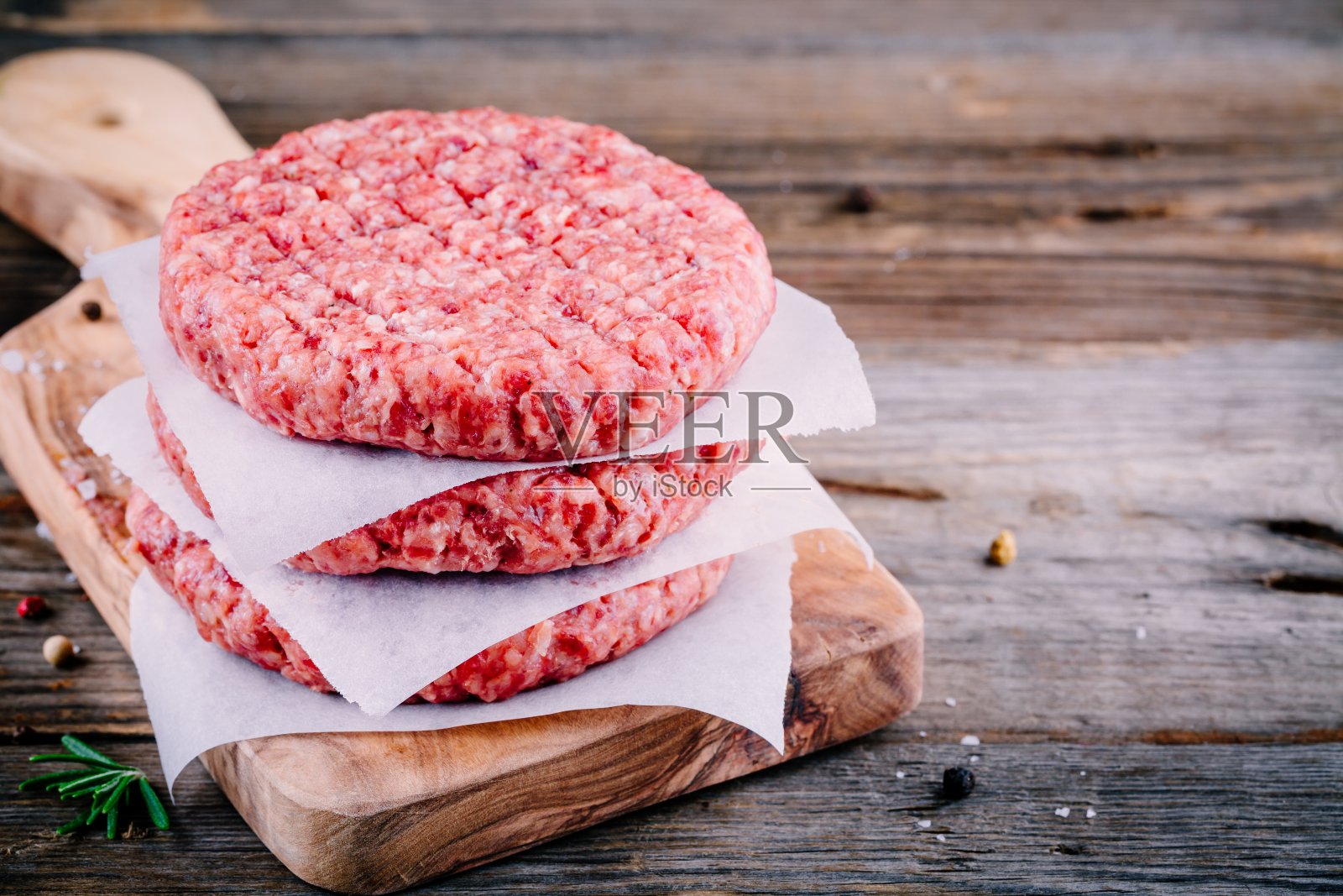 汉堡的配料:生的碎牛肉片照片摄影图片