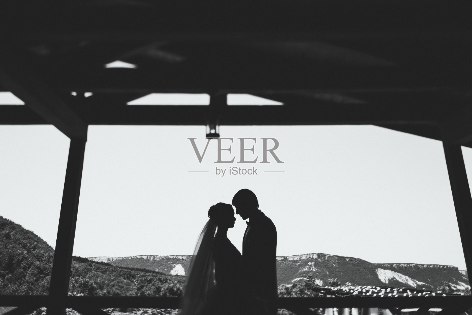 黑白剪影的新婚夫妇在仪式与山景照片摄影图片
