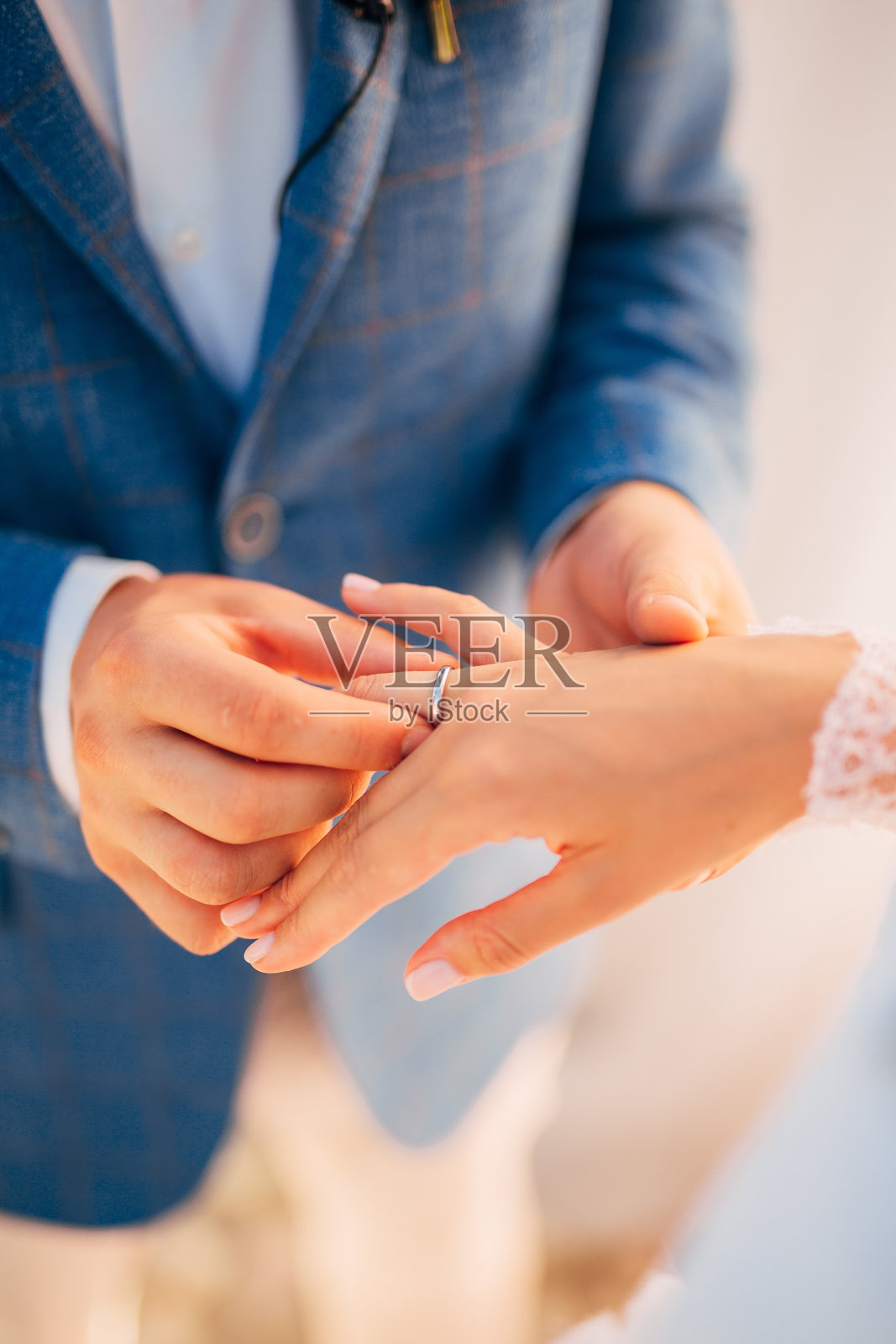 新婚夫妇在婚礼上交换戒指照片摄影图片