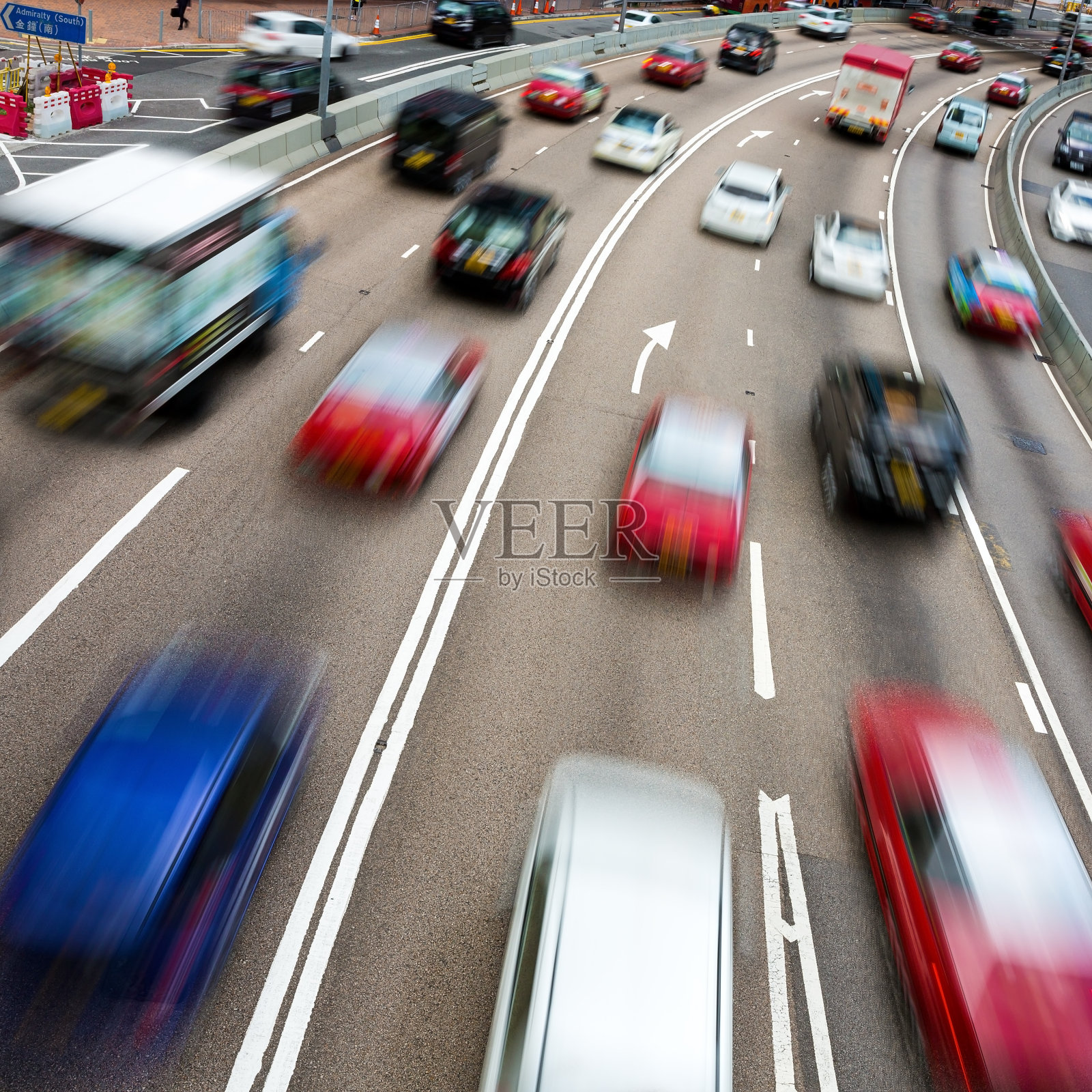多车道高速公路上的交通与运动模糊照片摄影图片