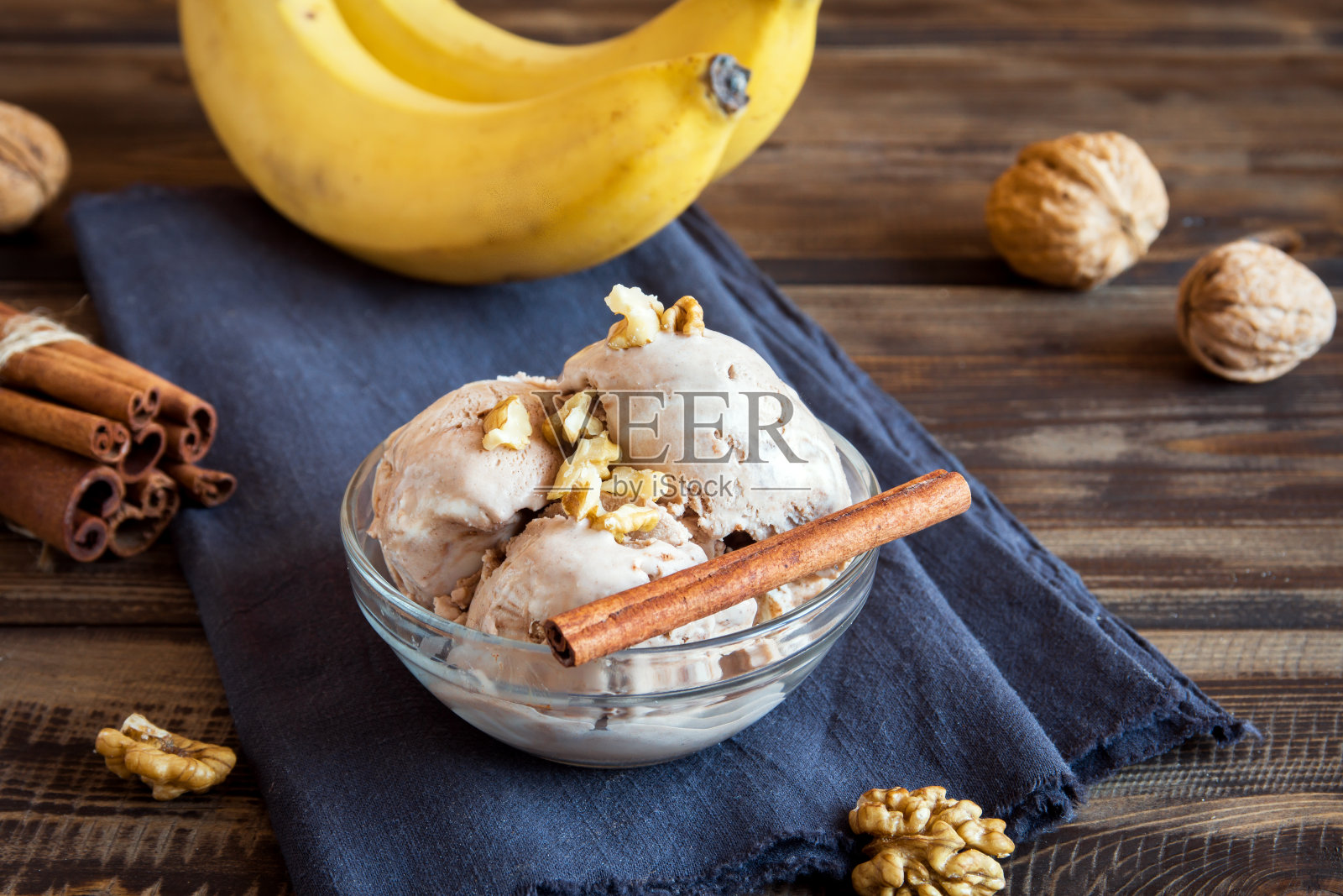 生素食香蕉和肉桂冰淇淋照片摄影图片