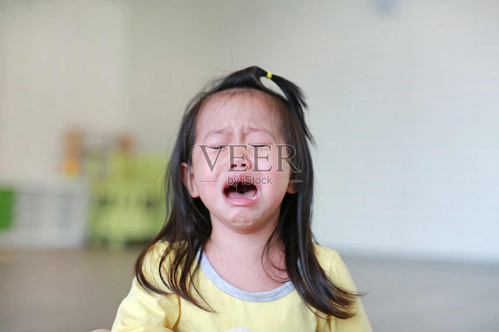 小女孩哭着，泪流满面。照片摄影图片