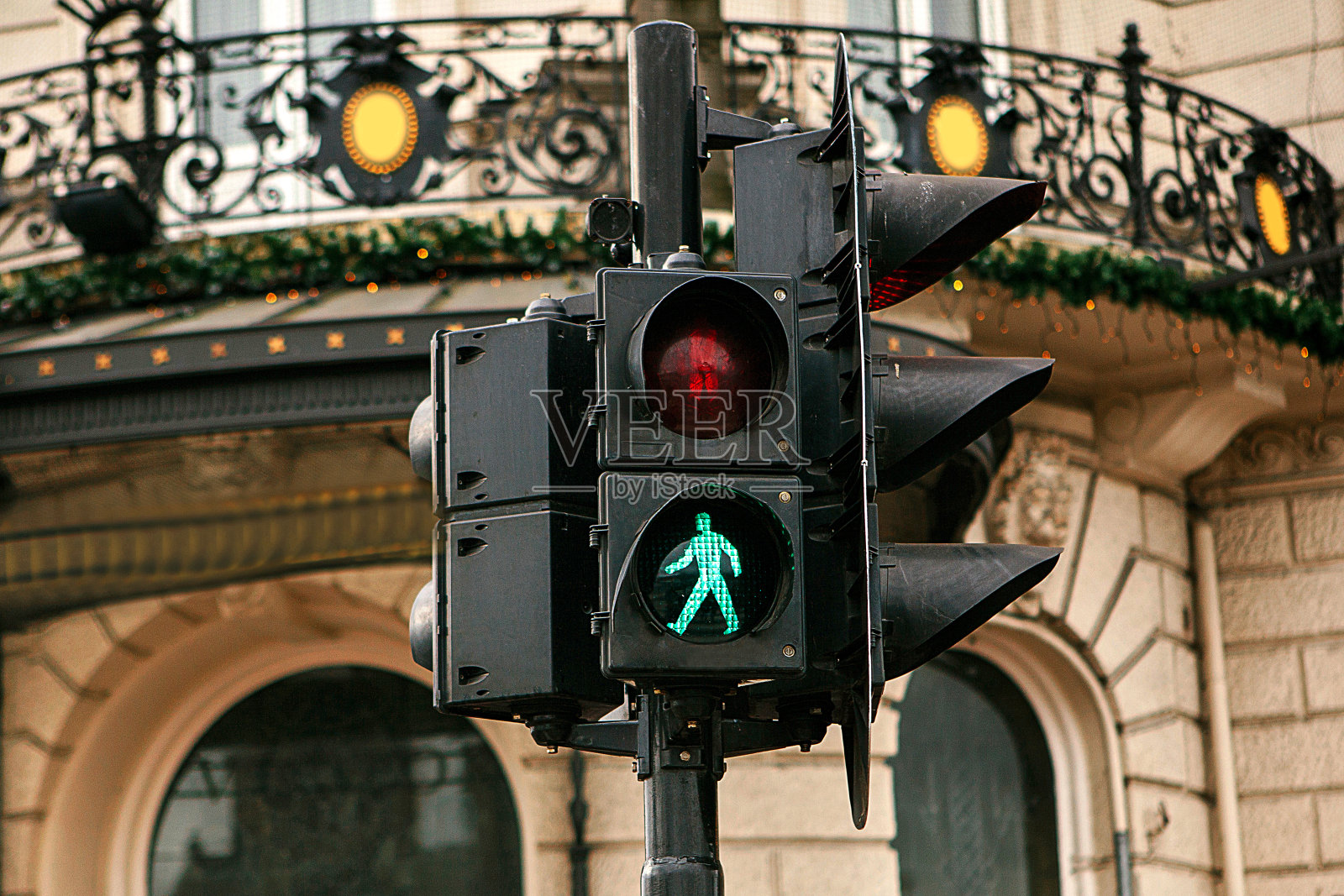 阿姆斯特丹的现代交通灯。绿灯亮着。过马路是允许的。欧洲。照片摄影图片