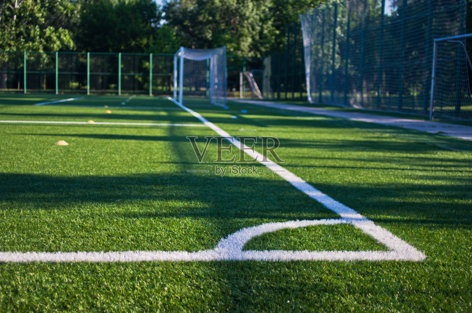 贝尔格莱德一个空旷的绿色足球场的一角照片摄影图片