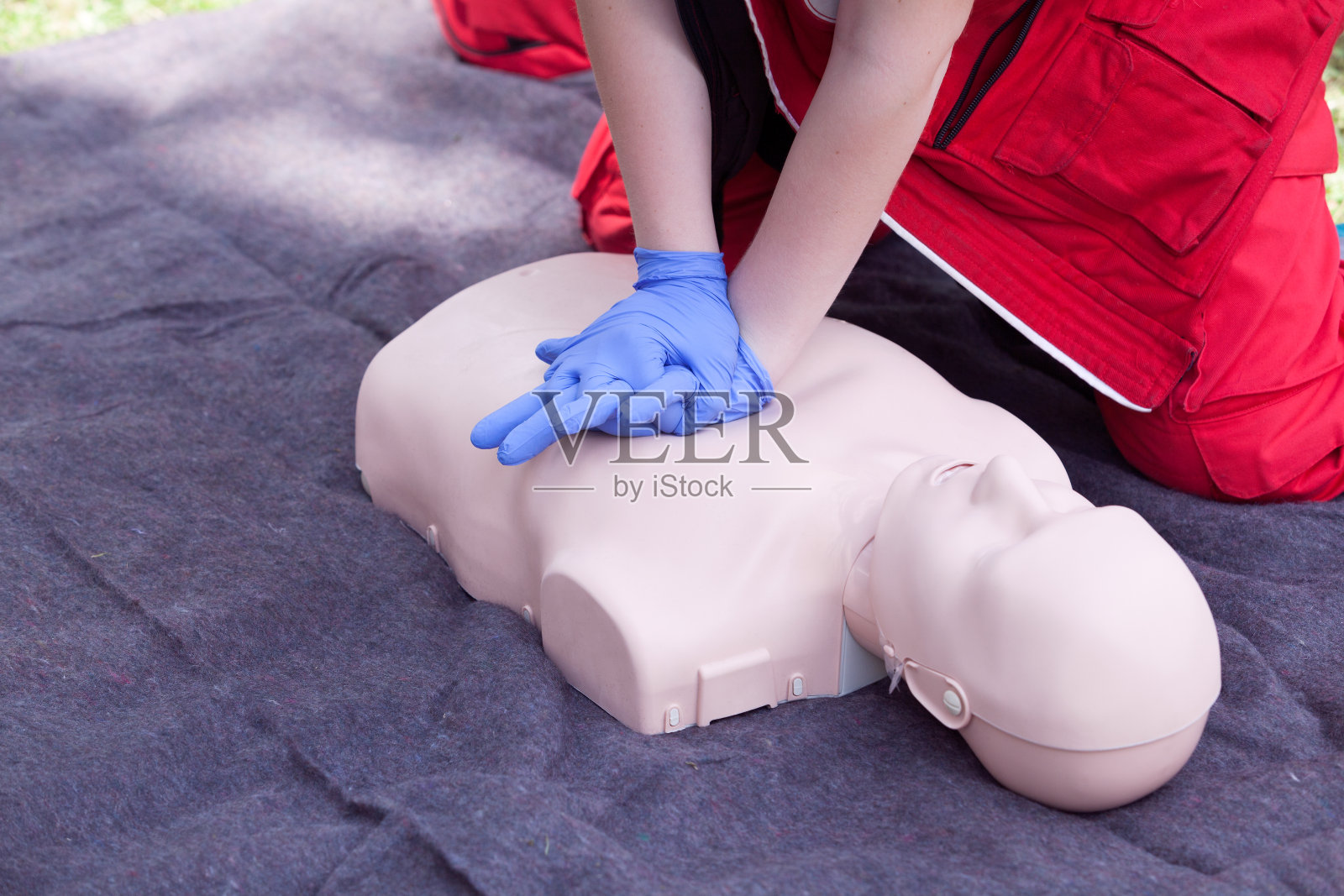 心肺复苏(简称CPR)。心脏按摩。照片摄影图片