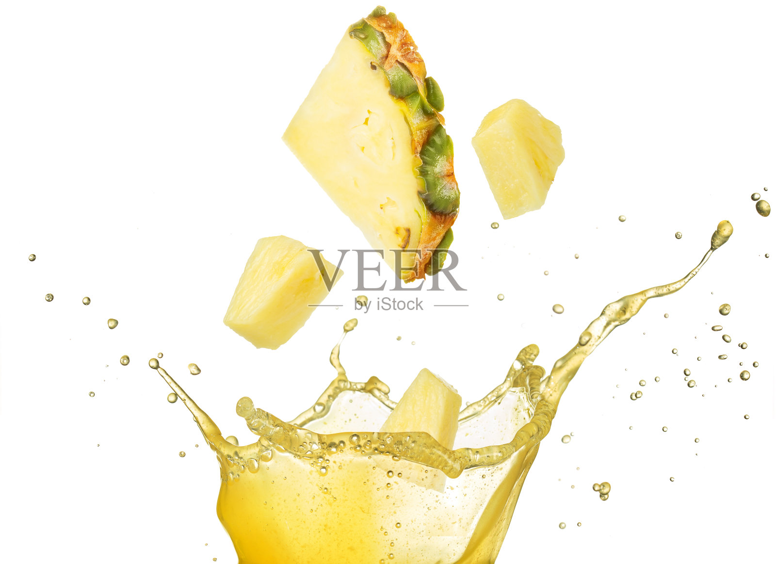 菠萝掉进果汁里照片摄影图片