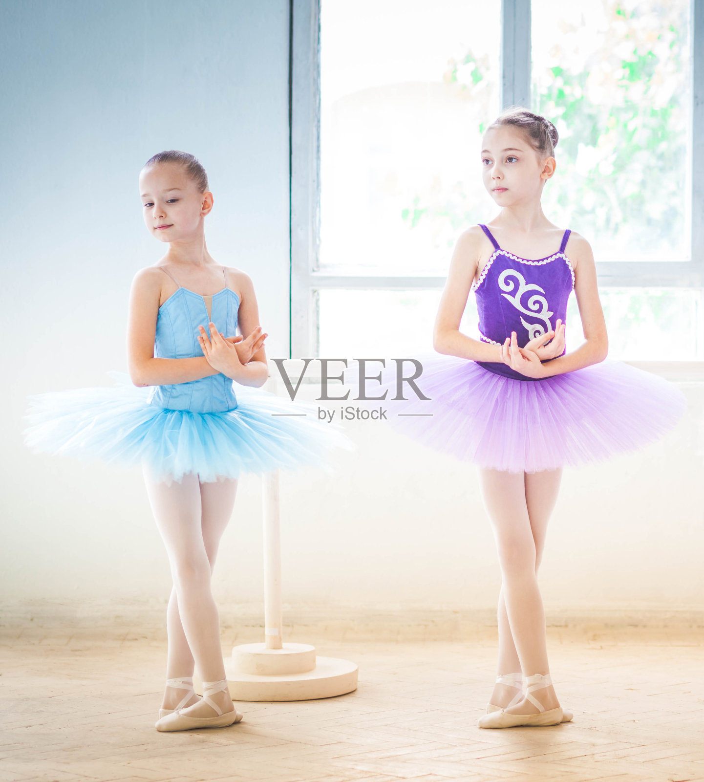 两个穿着芭蕾舞裙的小女孩照片摄影图片