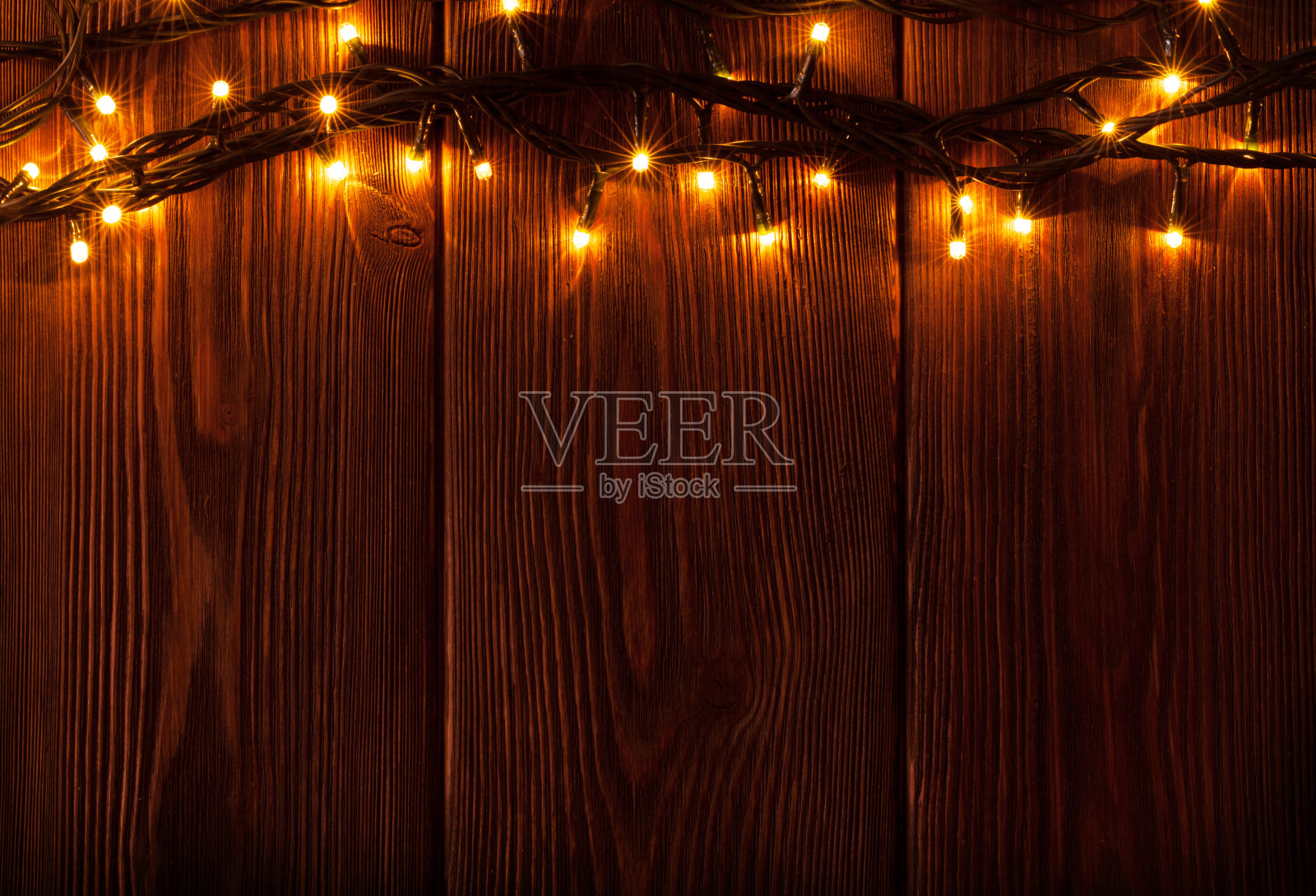 木制背景上的圣诞彩灯照片摄影图片