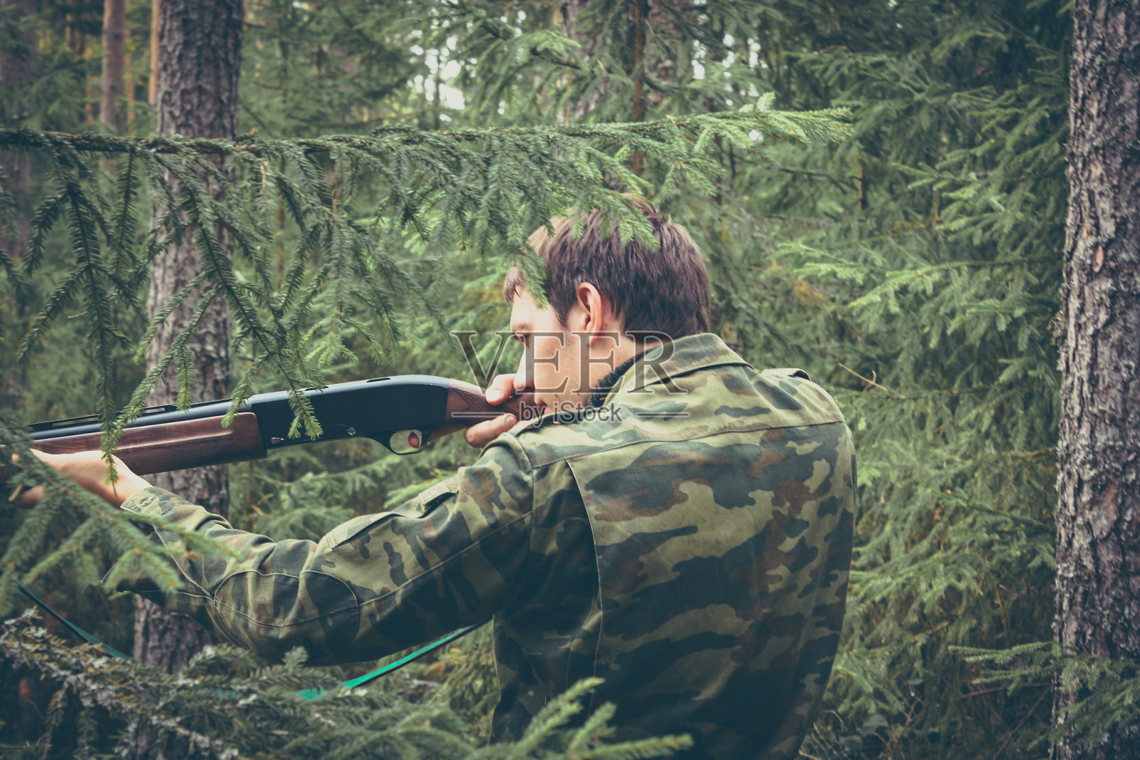 猎人在狩猎季节在森林中瞄准射击照片摄影图片