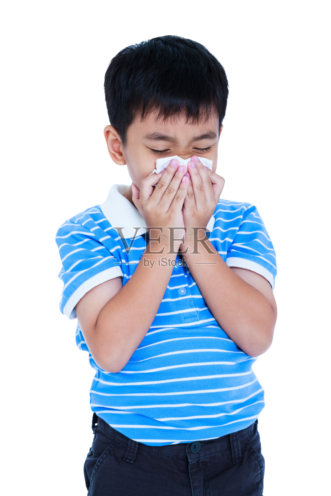 亚洲男孩用纸巾擤鼻子。孤立在白色的。照片摄影图片