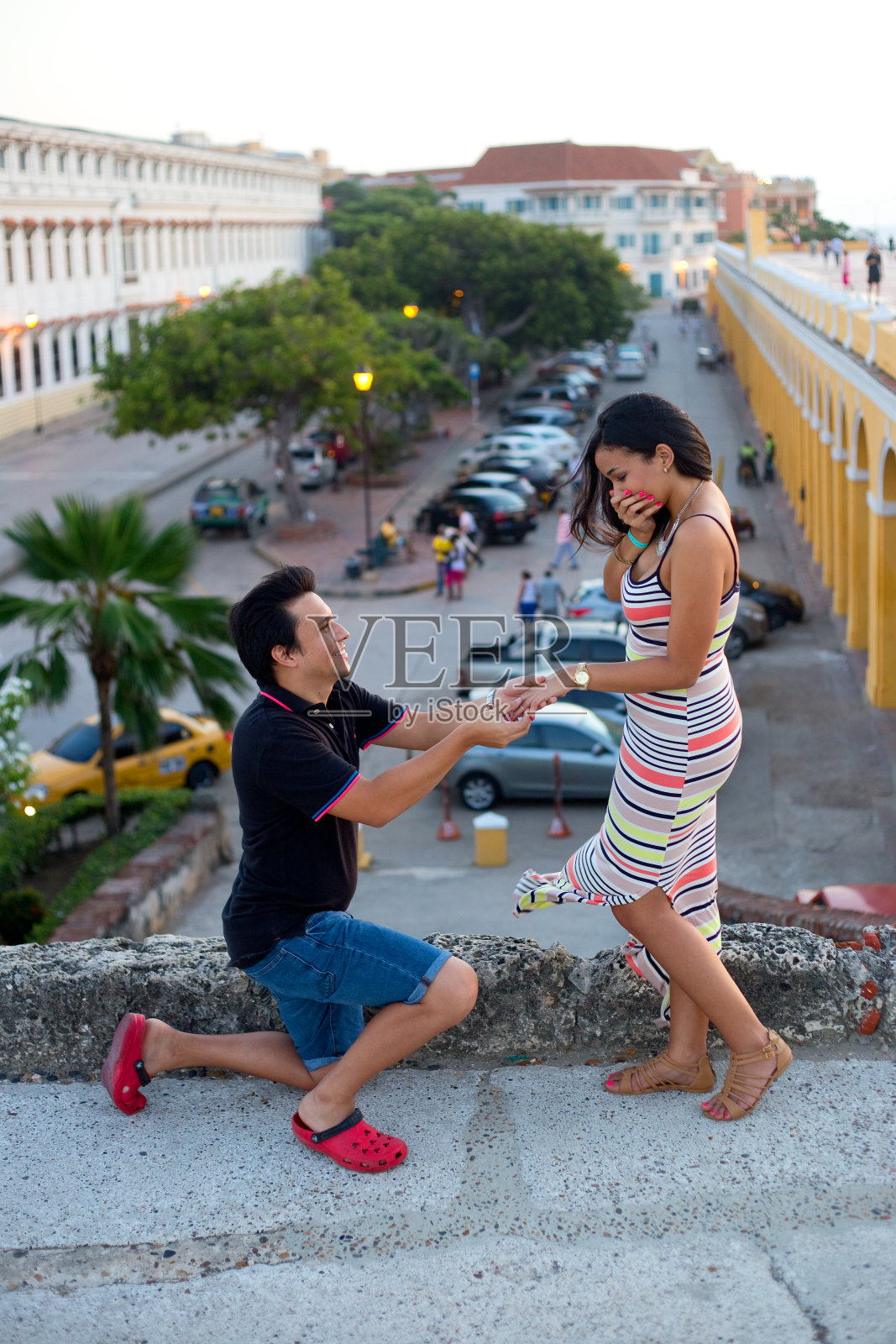 一个年轻人向他的女朋友求婚照片摄影图片