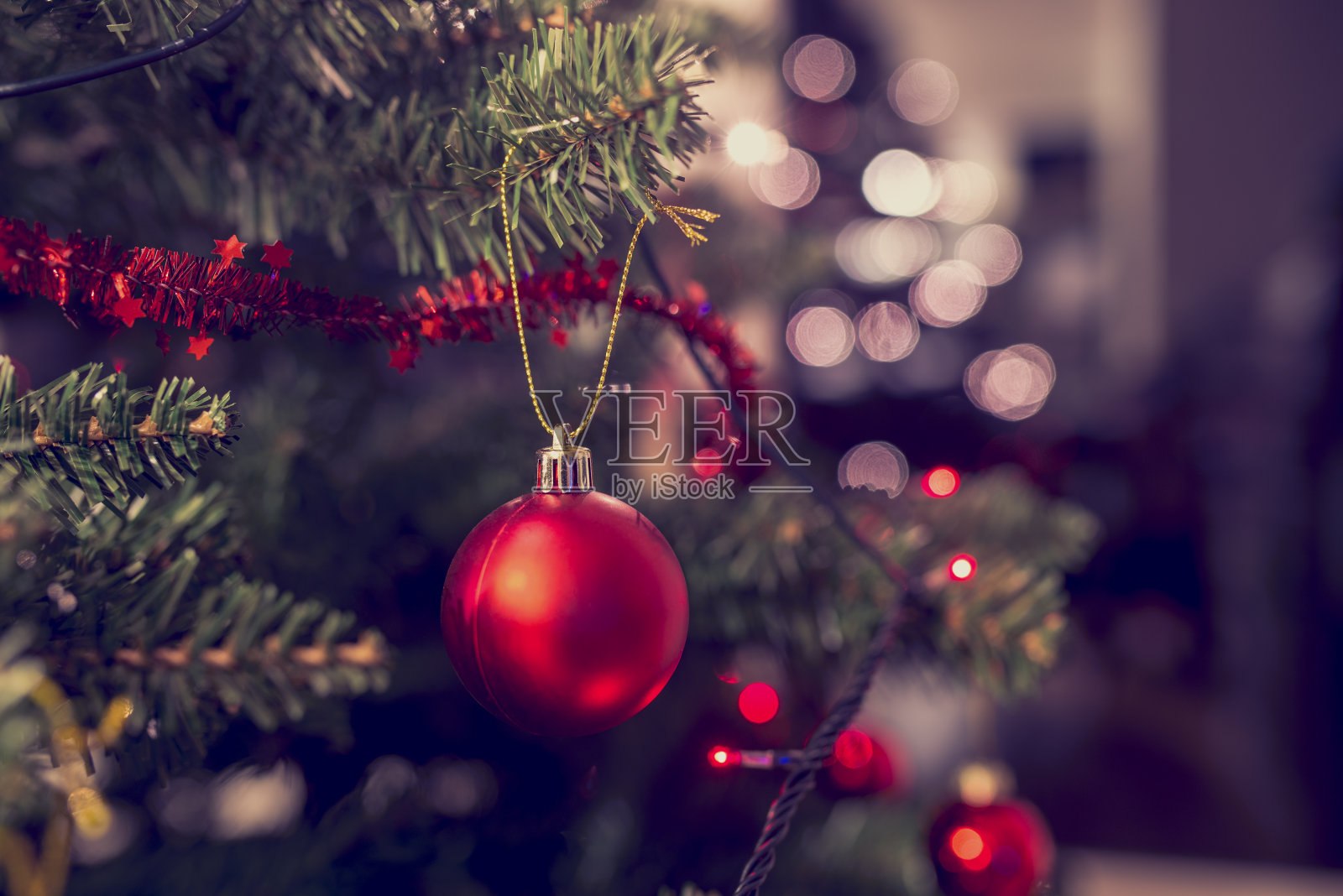 红色小装饰品挂在圣诞树上的特写照片摄影图片