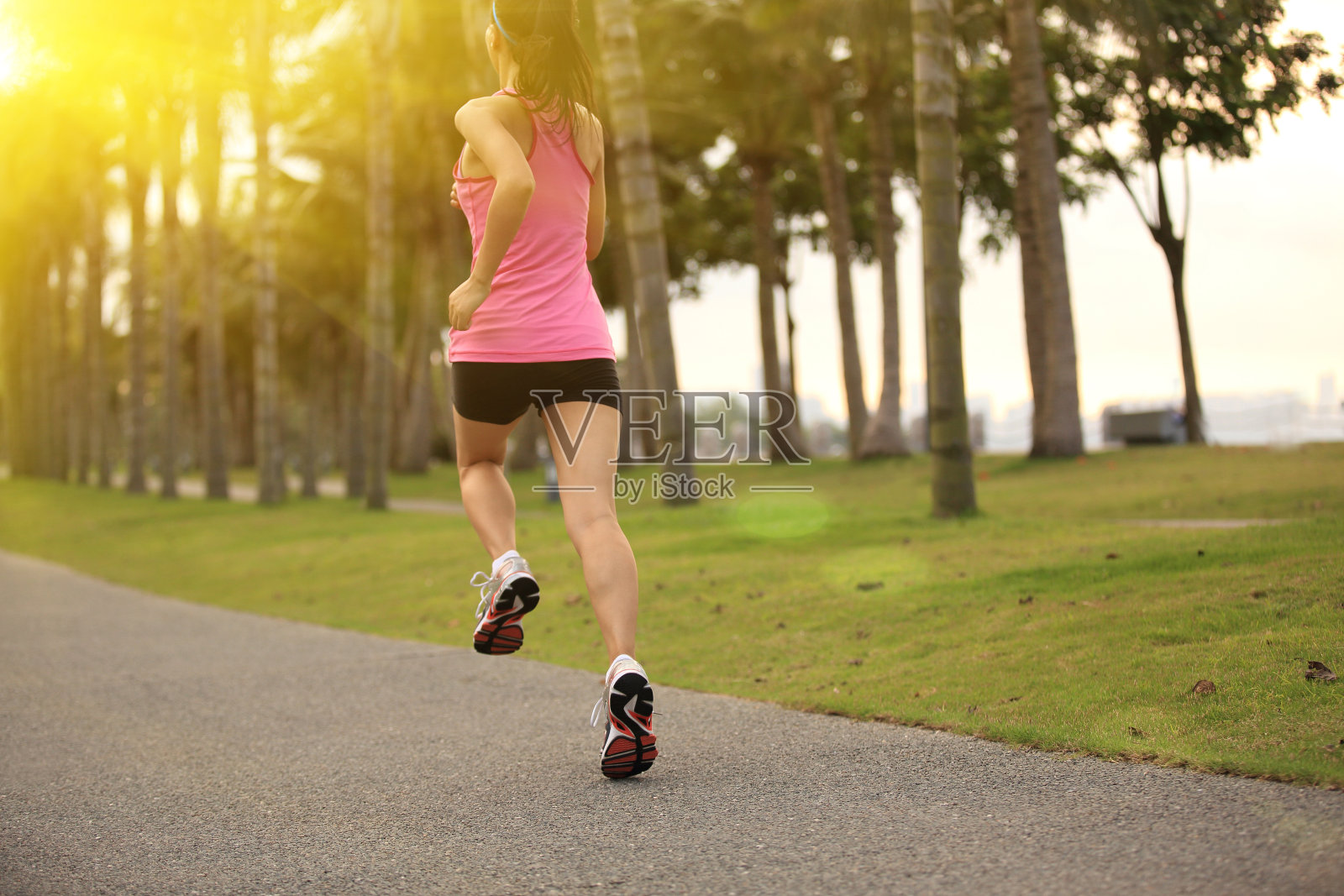 健康生活方式亚洲女人在热带公园慢跑照片摄影图片