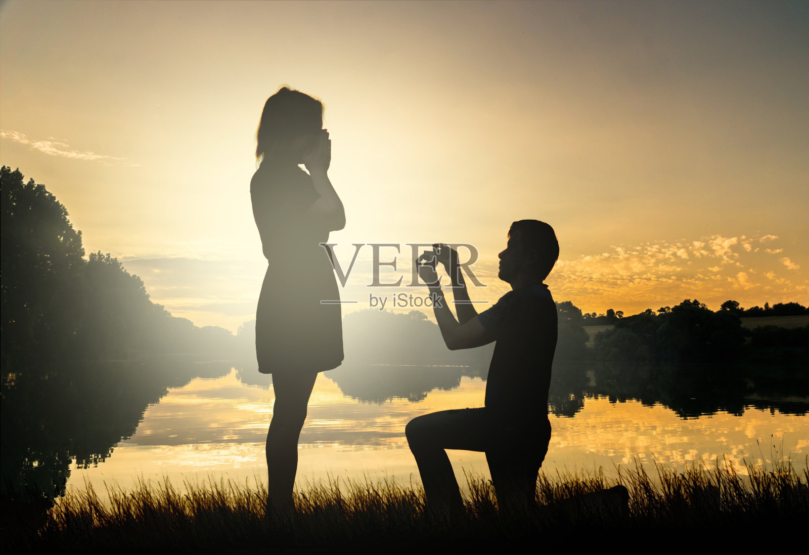 婚礼的建议。在日落时分约会。人给的戒指。照片摄影图片
