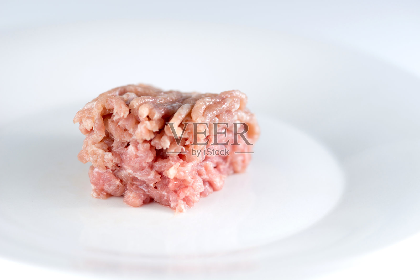 生的未煮的火鸡肉碎肉孤立在白色照片摄影图片