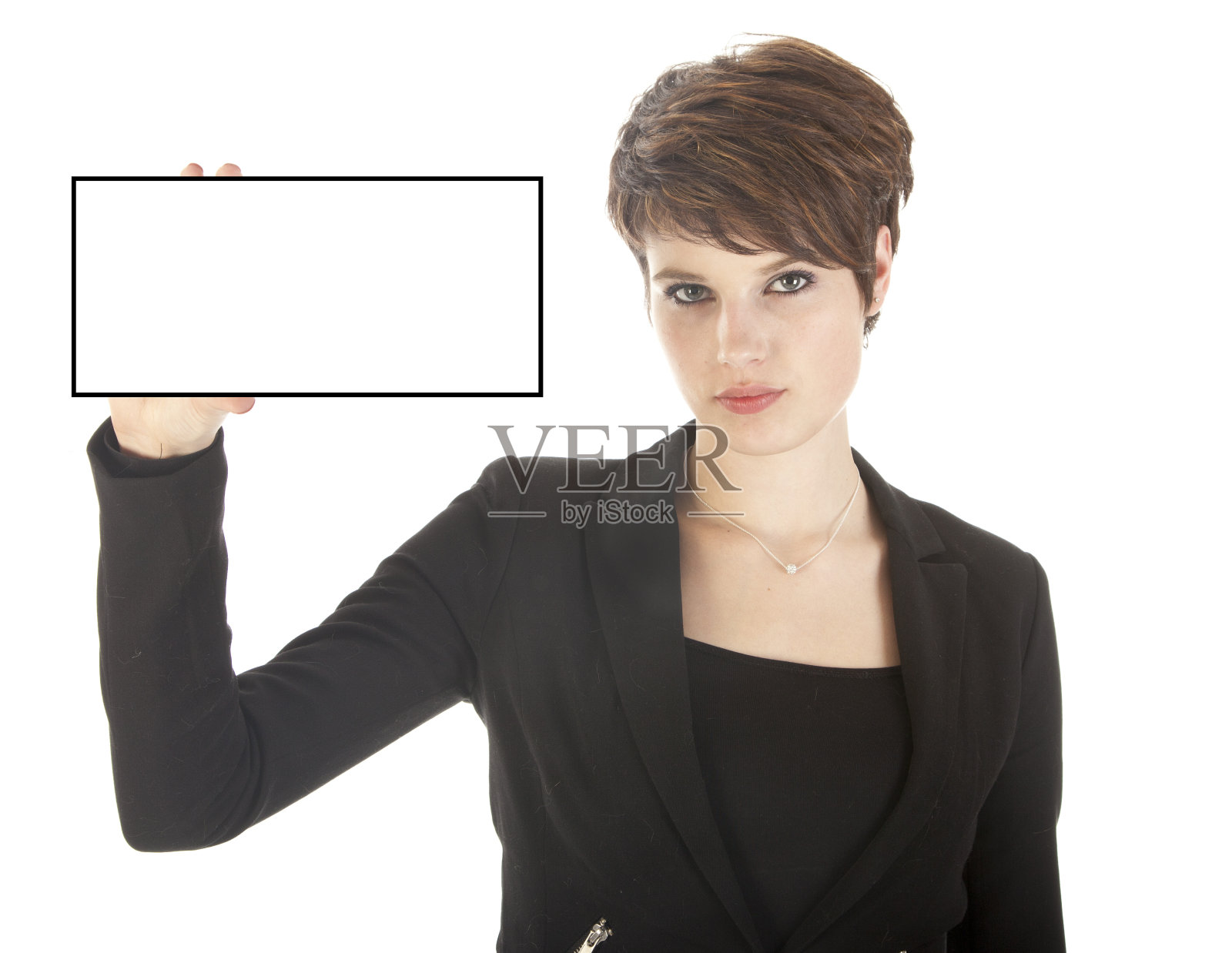 年轻的女商人拿着空白卡片孤立在白色的背景上照片摄影图片