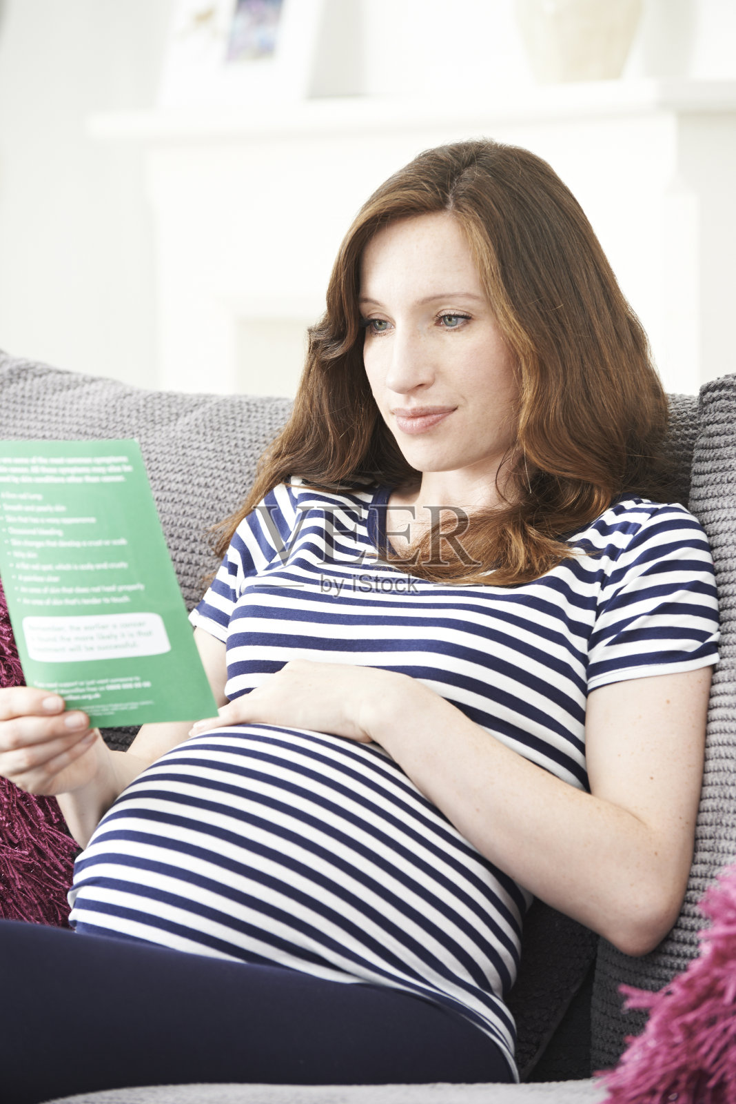 孕妇阅读医疗建议小册子照片摄影图片