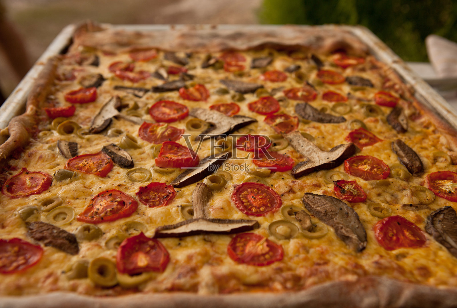 新鲜美味的披萨，蘑菇背景照片摄影图片