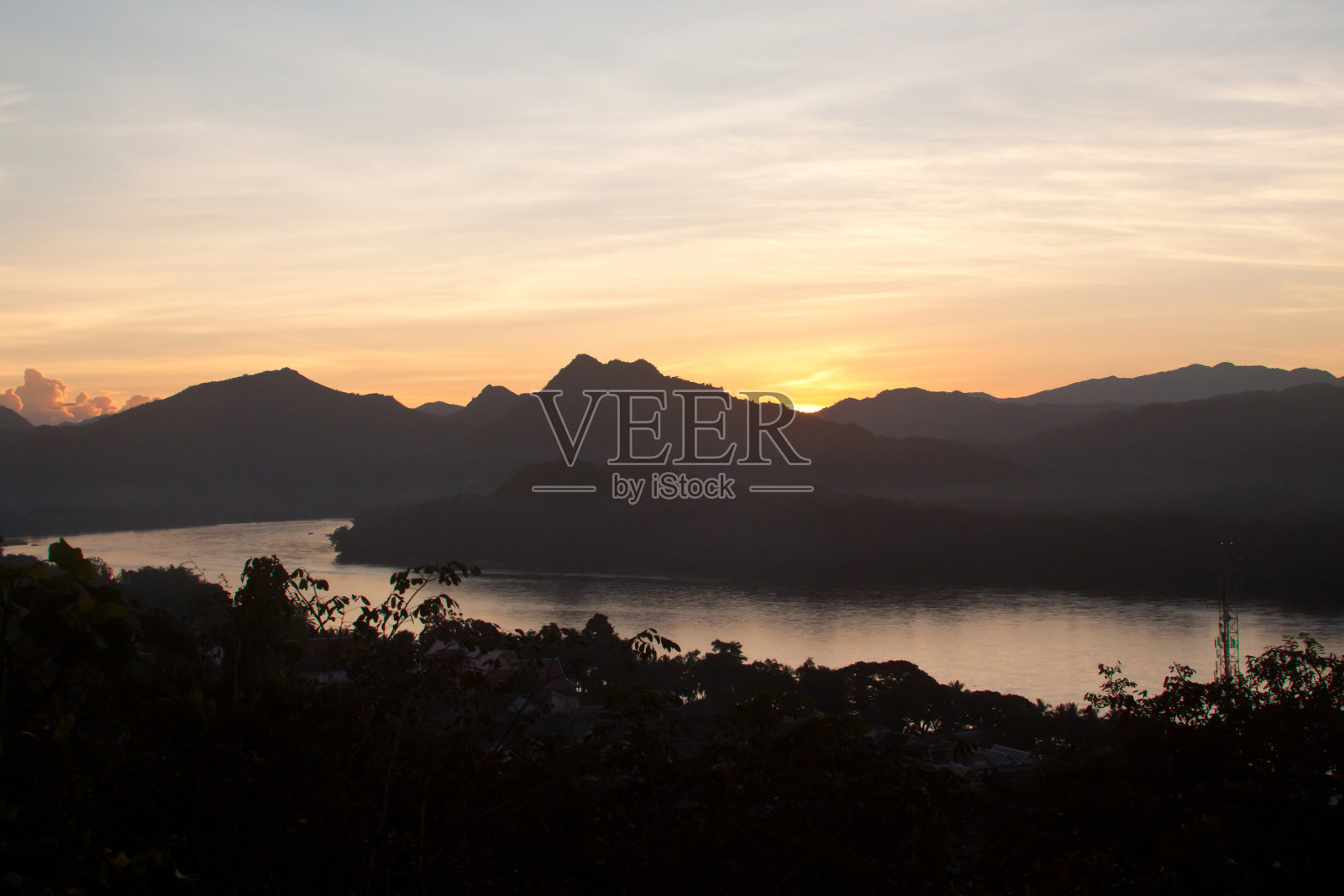 老挝琅勃拉邦(琅勃拉邦)湄公河上的日落照片摄影图片