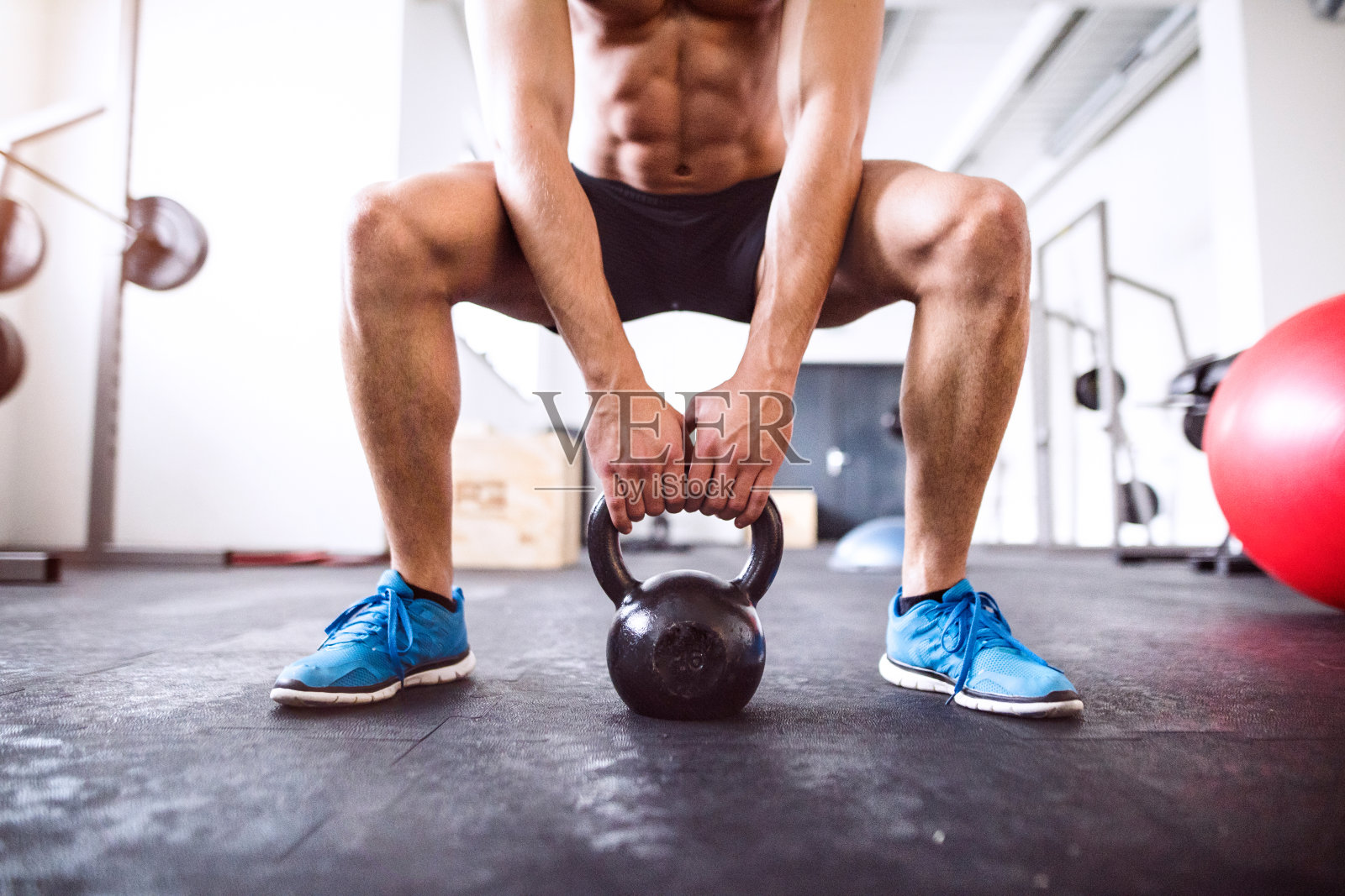 一个不知名的西班牙裔男子在健身房和壶铃一起锻炼照片摄影图片