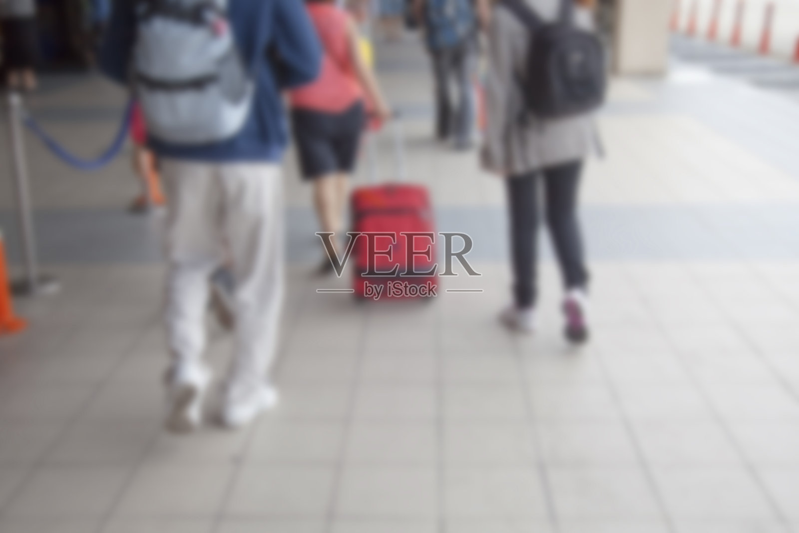 模糊的人带着行李在机场，背景使用。照片摄影图片