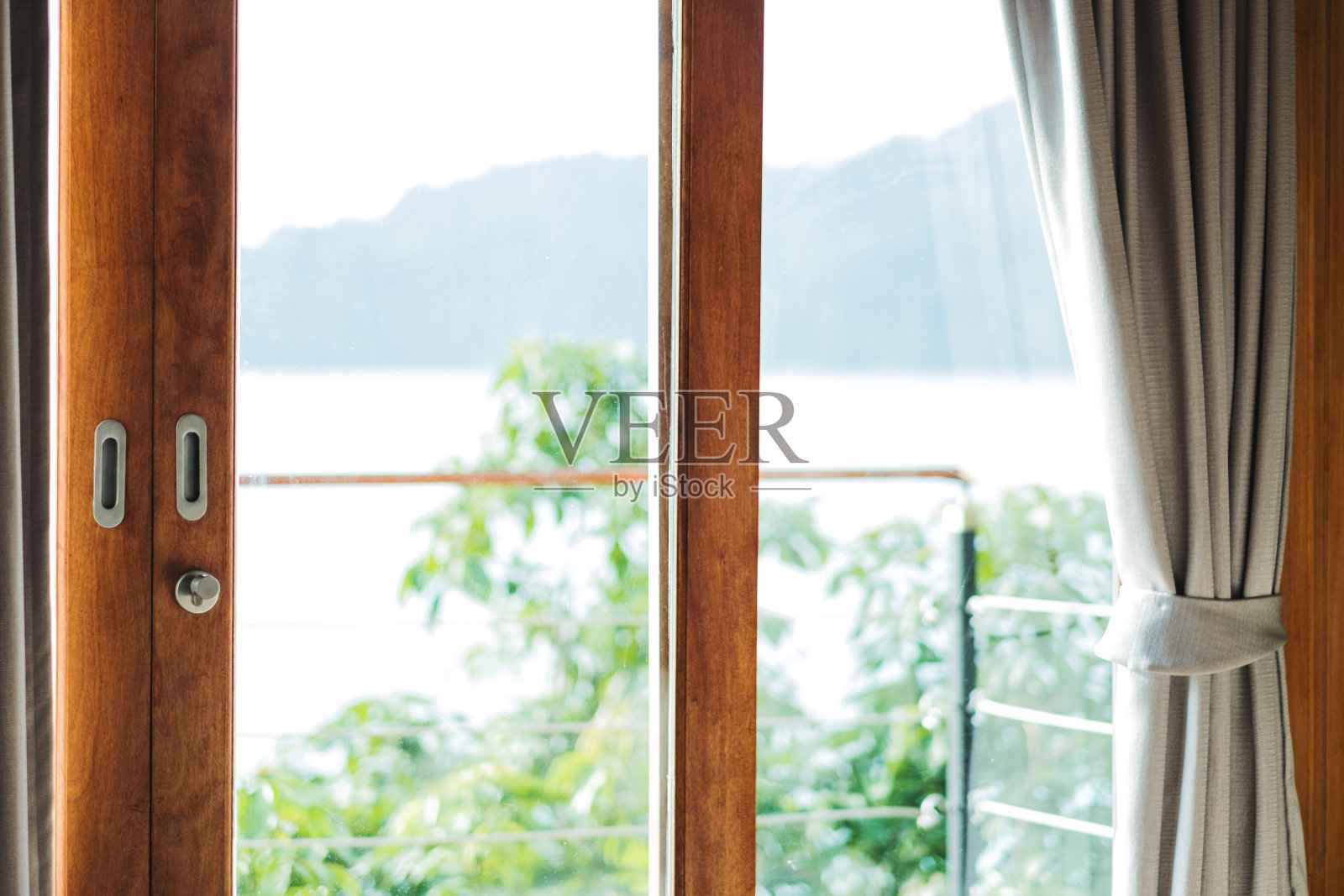 阳台木门框带窗帘，早上用照片摄影图片