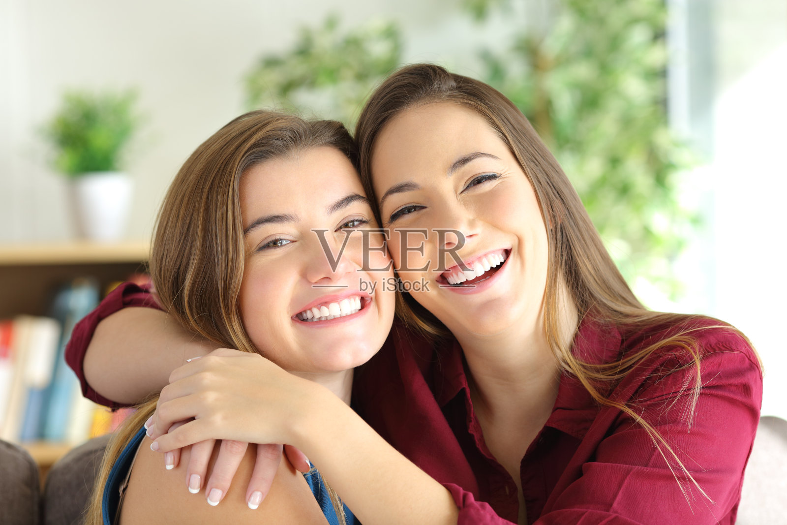 朋友或姐妹微笑着摆姿势照片摄影图片