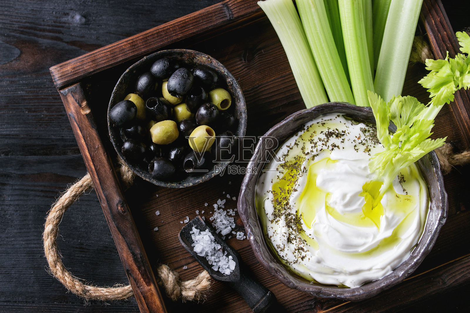 新鲜芹菜蘸酸奶照片摄影图片